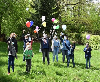 Foto: Gruppenbild mit Ballons