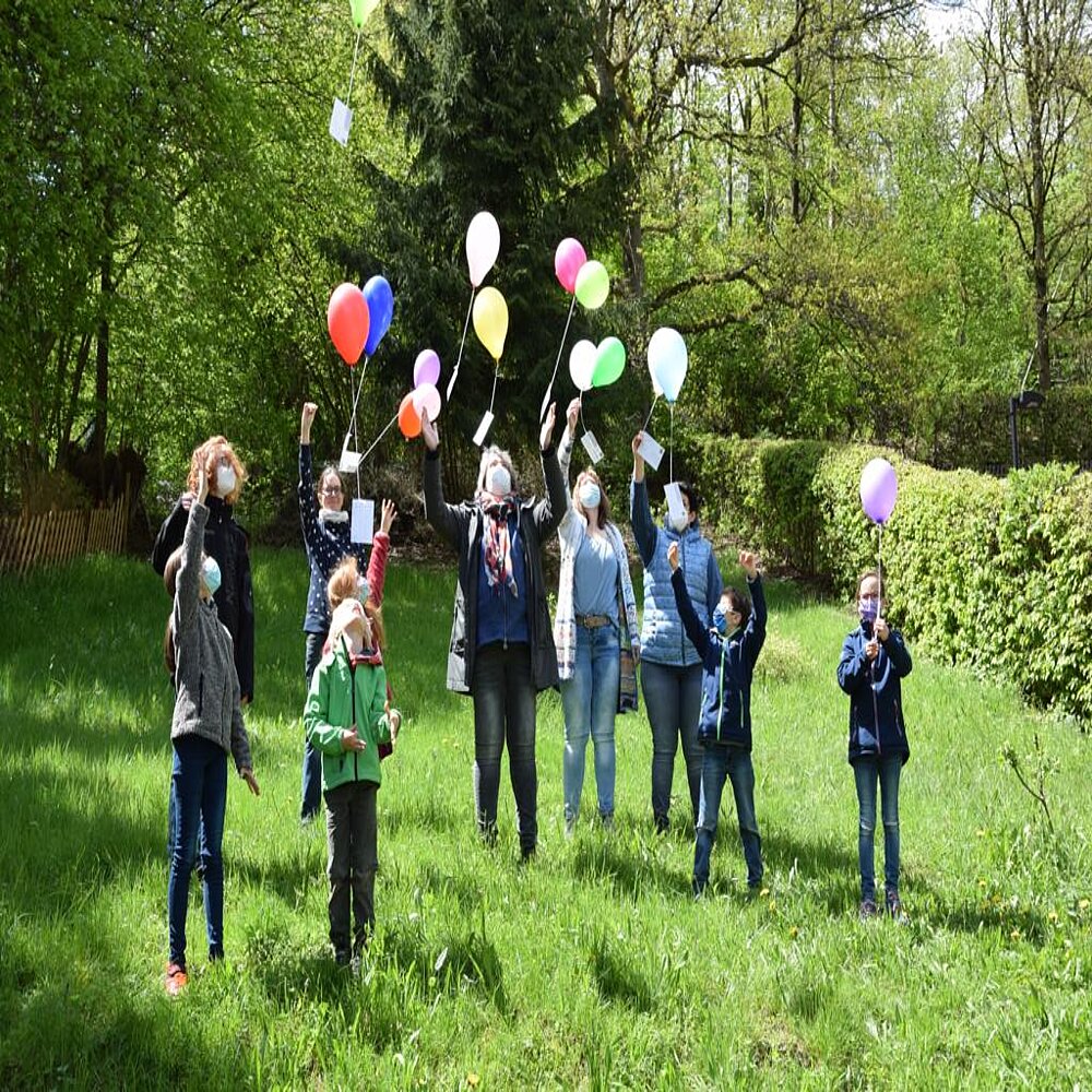 Foto: steigende Ballons mit einem Wunsch der Kinder