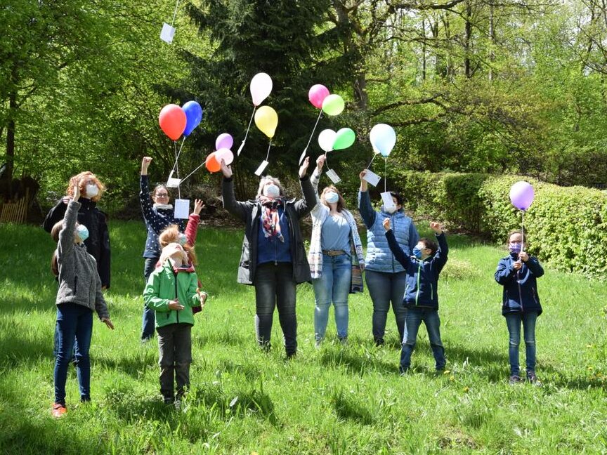 Foto: steigende Luftballons zu Pfingsten
