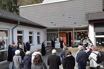 Foto: Gemeinde beim Abschluss des Gottesdienstes