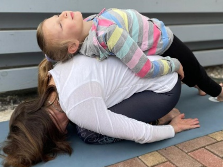 Foto: Mutter und Kind beim Yoga