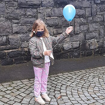 Foto: Kind lässt Ballon starten