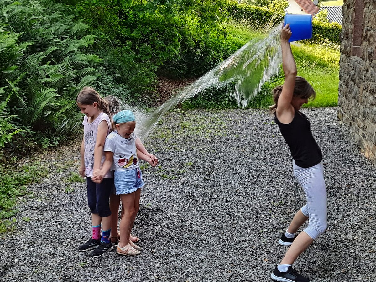 Foto: Katja spritzt die Kinder mit Wasser nass - Es ist sooo... heiß.