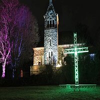 Foto: illuminierte Kirche