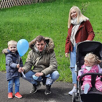 Foto: eine Familie lässt den Ballon starten