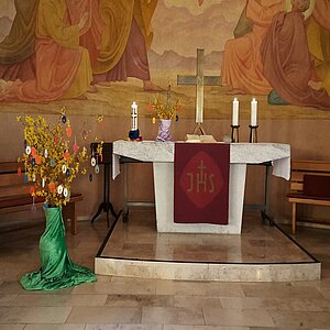 Foto: geschmückter Altar zu Ostern