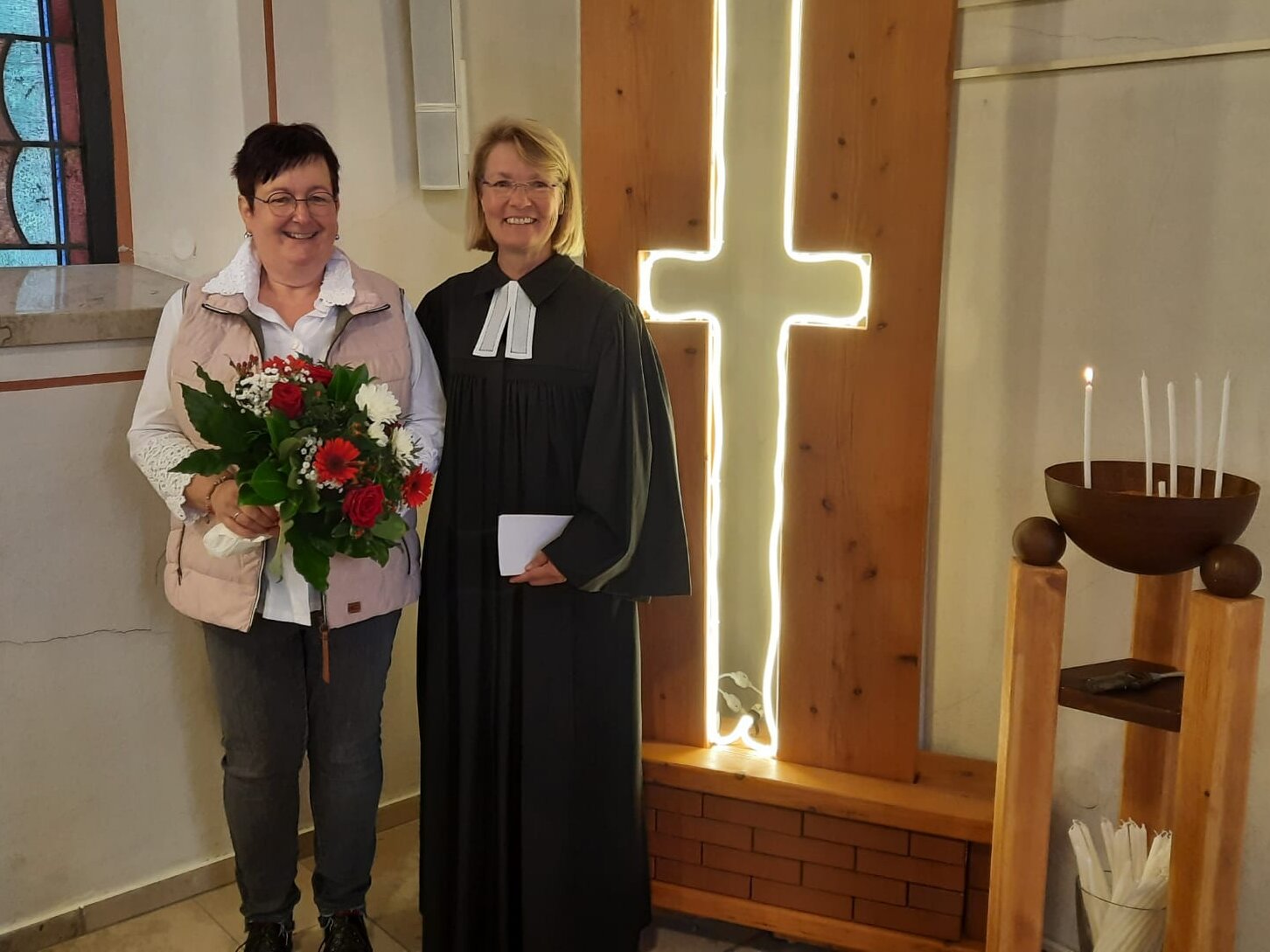 Foto der Kirchenkabarettistin Ulrike Böhmer  und unserer Pfarrerin