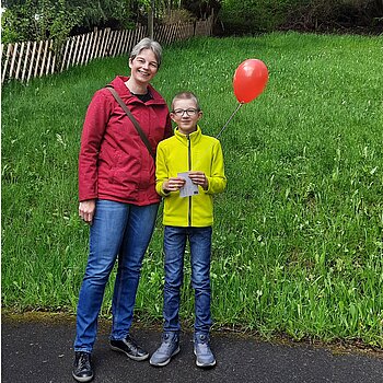 Foto: Mutter und Sohn lassen den Ballon steigen