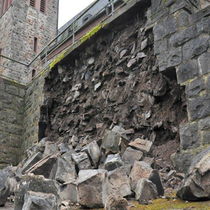 Foto: eingestürzte Mauer des Vorplatzes der Ihmerter Kirche